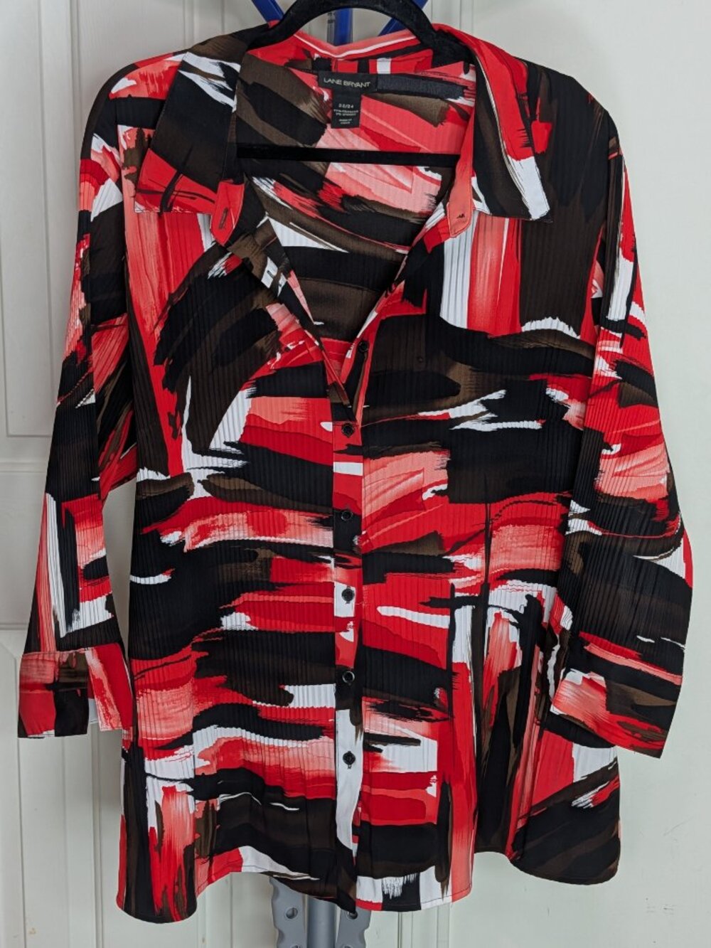 LANE BRYANT 22/24 2X Black, Red & White Paint Pattern Button-Down Stretch Blouse - Picture 1 of 2